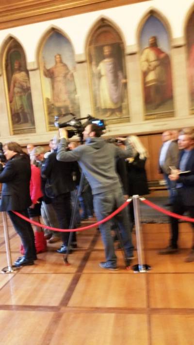 Presserummel im Kaisersaal: Das belgische Knigspaar trgt sich ins Goldene Buch der Stadt Frankfurt ein.