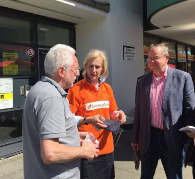 Nach dem Markbesuch diskutiert die OB-Kandidatin mit Vorstandsmitglied Hans Werner Wittmann intensiv ber aktuelle Sicherheitsfragen.
