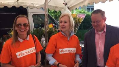 Dr. Bernadette Weyland besuchte am Dienstag, 16. Mai, den Markt am Dornbusch. Die Kandidatin der CDU fr die Oberbrgermeisterwahl am 25.02.2018 wird vom der CDU Dornbusch begleitet: links Verena David, rechts Friedrich Hesse
