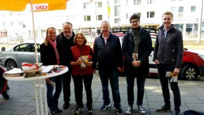 Wahlkampf am 17.09. vor dem Haus Dornbusch  mit unserem Direktkandidaten  Prof. Dr. Matthias Zimmer