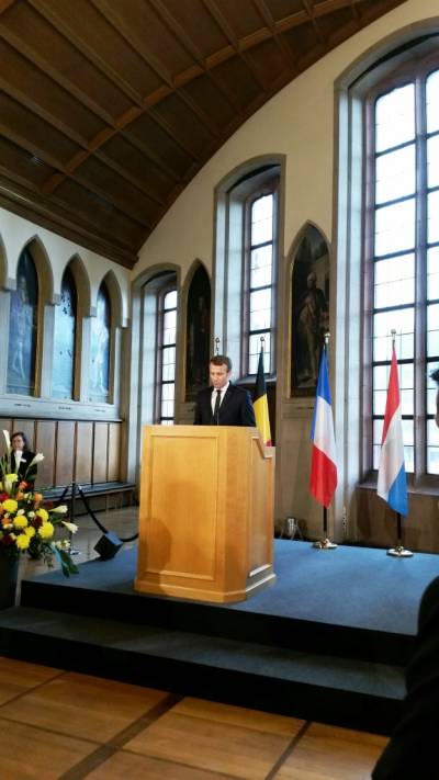 Vor dem Eintrag ins Goldene Buch hlt Prsident Emmanuel Marcon eine bewegende Rede im Kaisersaal.