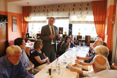 Dr. Ralf-Norbert Bartelt MdL informierte beim letzten Stammtisch der CDU Dornbusch (08.06.2018): ab dem 01. August 2018 sind alle drei Kindergartenjahre fr sechs Stunden beitragsfrei