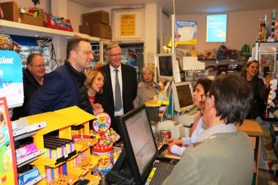 Landtagswahlkampfuntersttzung fr Dr. med. Ralf-Norbert Bartelt durch Bundesgesundheitsminister Jens Spahn: Rundgang durch Geschfte im Dornbusch am 24.10.2018 mit viel Prominenz