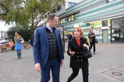 Landtagswahlkampfuntersttzung fr Dr. med. Ralf-Norbert Bartelt durch Bundesgesundheitsminister Jens Spahn: Rundgang durch Geschfte im Dornbusch am 24.10.2018 mit viel Prominenz