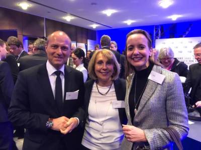 Networking auf dem IHK Neujahrsempfang 2019:

Thomas Feda, Geschftsfhrer der Frankfurter Tourismus- und Kongregesellschaft; Christiane Loizides, wirtschaftspolitische Sprecherin der CDU-Fraktion im Rmer; Verena David, Frankfurter Kandidatin fr die Europawahl im Mai 2019

