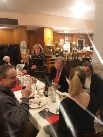 Neujahrsempfang im Ristorante Bologna am 22.02.2019

v.l.: Ortsvorsteher Friedrich Hesse, Dr. Ralf-Norbert Bartelt MdL, Christiane Loizides (stehend) und Stadtrat Dr. Bernd Heidenreich mit Europakandidatin Verena David 