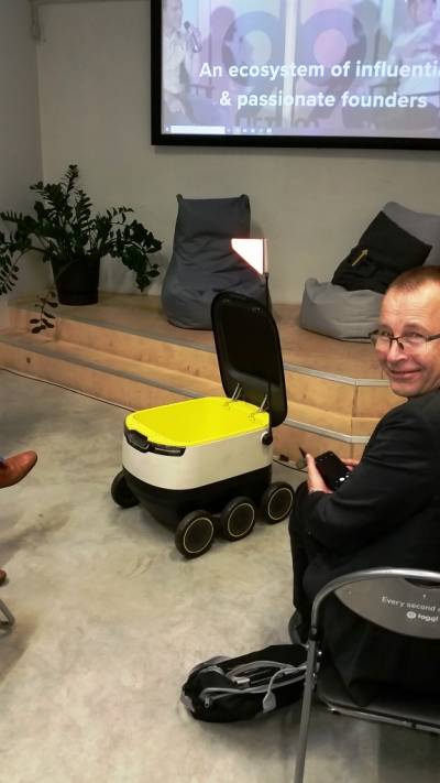 Prototyp einer atonom fahrenden Lieferbox

