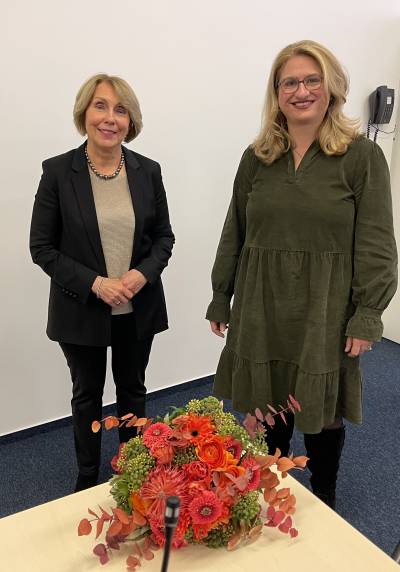 bergabe des Vorsitzes von Christiane Loizides (links) an Evangelia Georgalis whrend der Mitgliederversammlung am 26. November 2021