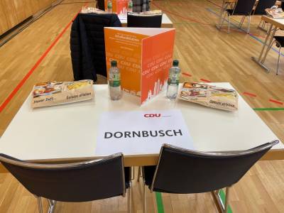 Wahlkabinen und fr die Delegierten auf dem Kreisparteitag zur Verfgung gestellte Lunchpakete.