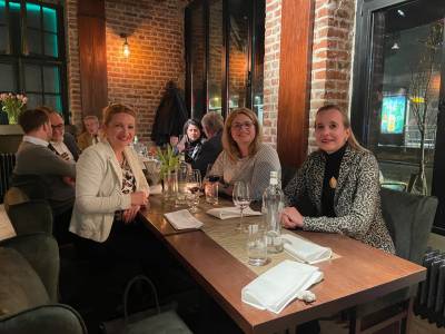 Vorstandsmitglieder im Gesprch mit einem Mitglied