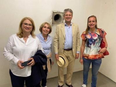 Die Vorsitzende der CDU Dornbusch, Evangelia Georgalis, mit ihren beiden Stellvertreterinnen und Stadtverordneten, Christiane Loizides sowie Verena David, gemeinsam mit Albrecht Kochsiek von der CDU Westend