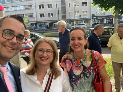 Vorstandsmitglieder der CDU Dornbusch (Vorsitzende Georgalis, Stellvertreterin David und Beisitzer List) vor dem Haus Dornbusch