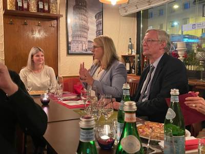 Die Vorsitzende bei der Begrung von Mitgliedern und Gsten