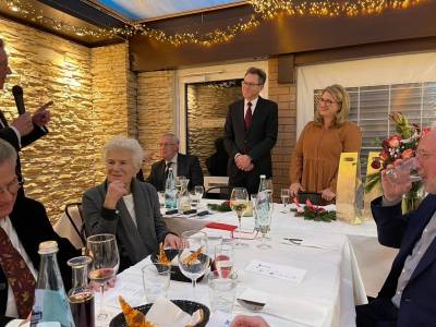 Die Vorsitzende lauscht mit den beiden Gsten, Dr. Barteltd MdL und Dr. Kler einem Geehrten