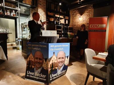 Der Kandidat der Frankfurter CDU Uwe Becker spricht zu den Mitgliedern