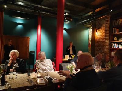 Mitglieder der CDU Dornbusch lauschen einem Redner