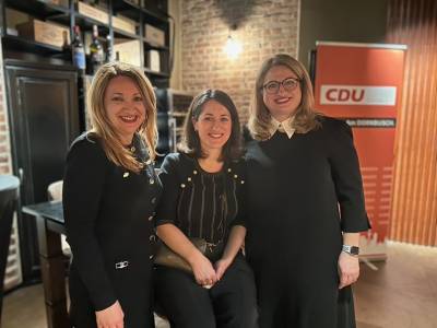 Die Vorsitzende mit zwei Mitgliedern