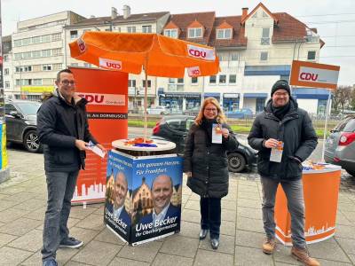 Die Wahlkmpfer vor dem neuen Infostand der CDU Dornbusch